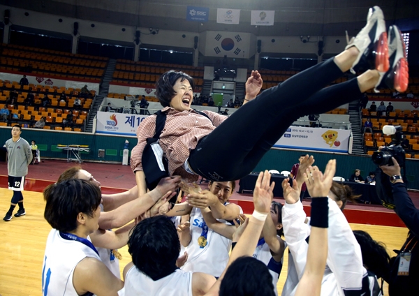 대회 마지막날 농구여자 일반부에서 우승한 사천시청 선수들이 신원화 코치를 헹가래 하고 있다. (사진제공=경남도청)