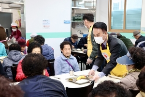 박동식 사천시장, 무료 경로식당 급식 봉사활동 펼쳐